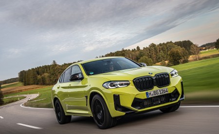 2022 BMW X4 M Competition (Color: Sao Paulo Yellow) Front Three-Quarter Wallpapers 450x275 (66)