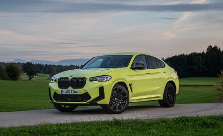 2022 BMW X4 M Competition (Color: Sao Paulo Yellow) Front Three-Quarter Wallpapers 450x275 (103)