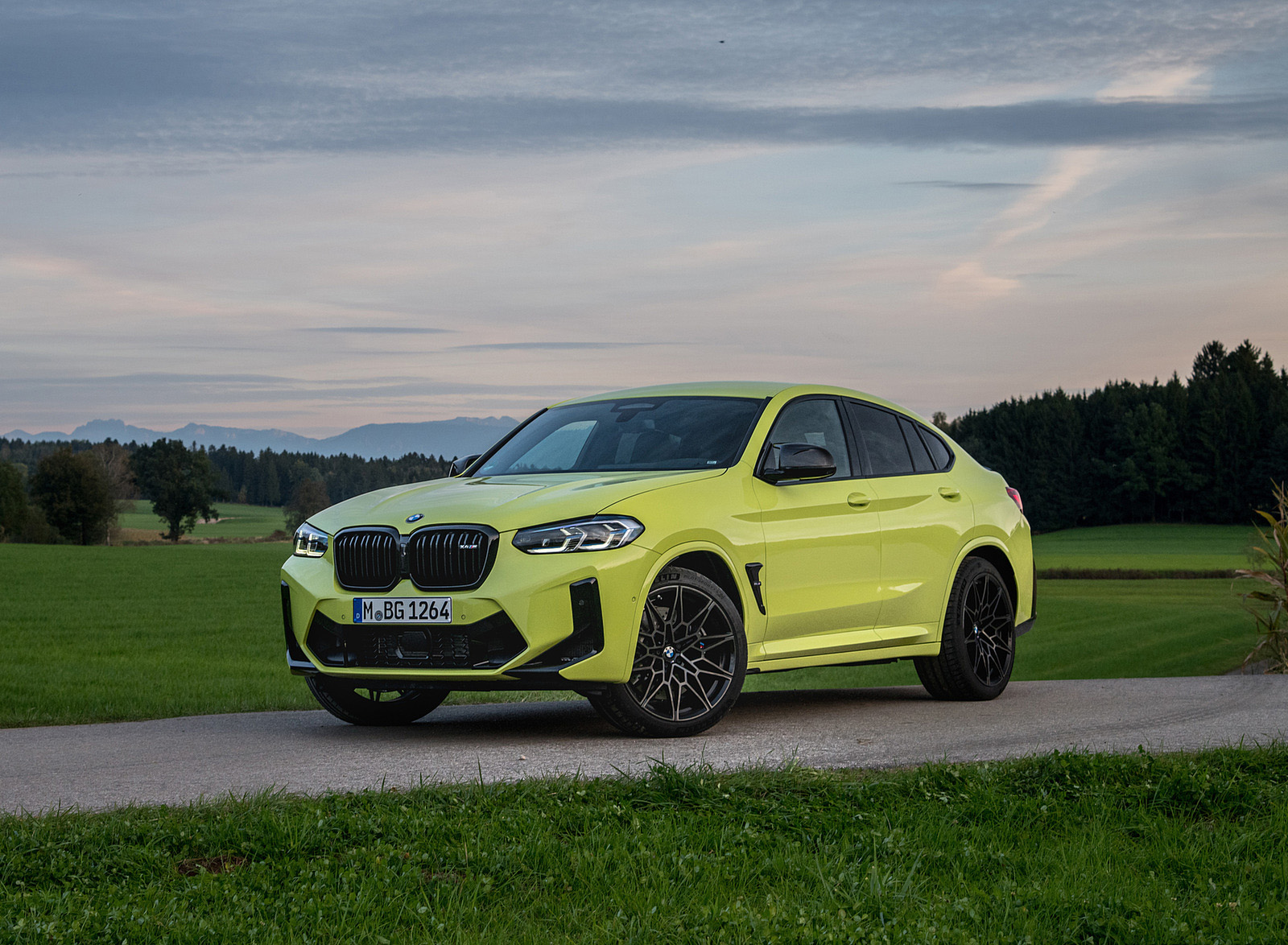 2022 BMW X4 M Competition (Color: Sao Paulo Yellow) Front Three-Quarter Wallpapers #103 of 194