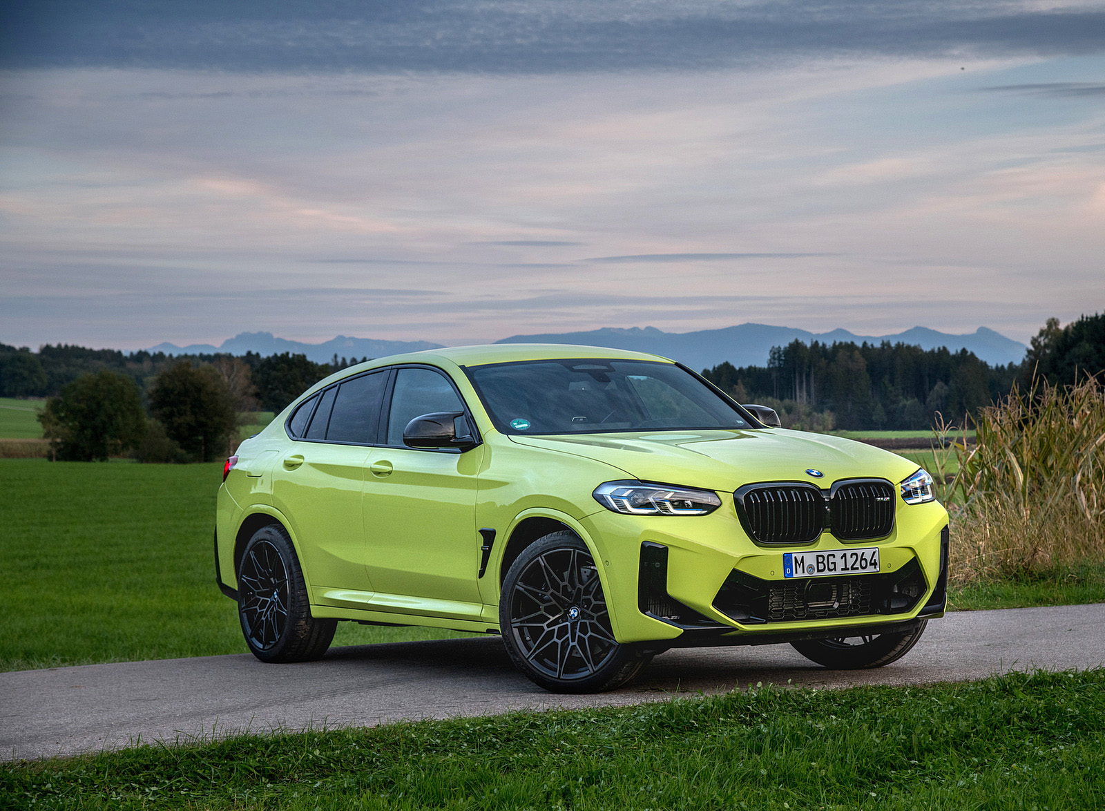 2022 BMW X4 M Competition (Color: Sao Paulo Yellow) Front Three-Quarter Wallpapers  #104 of 194
