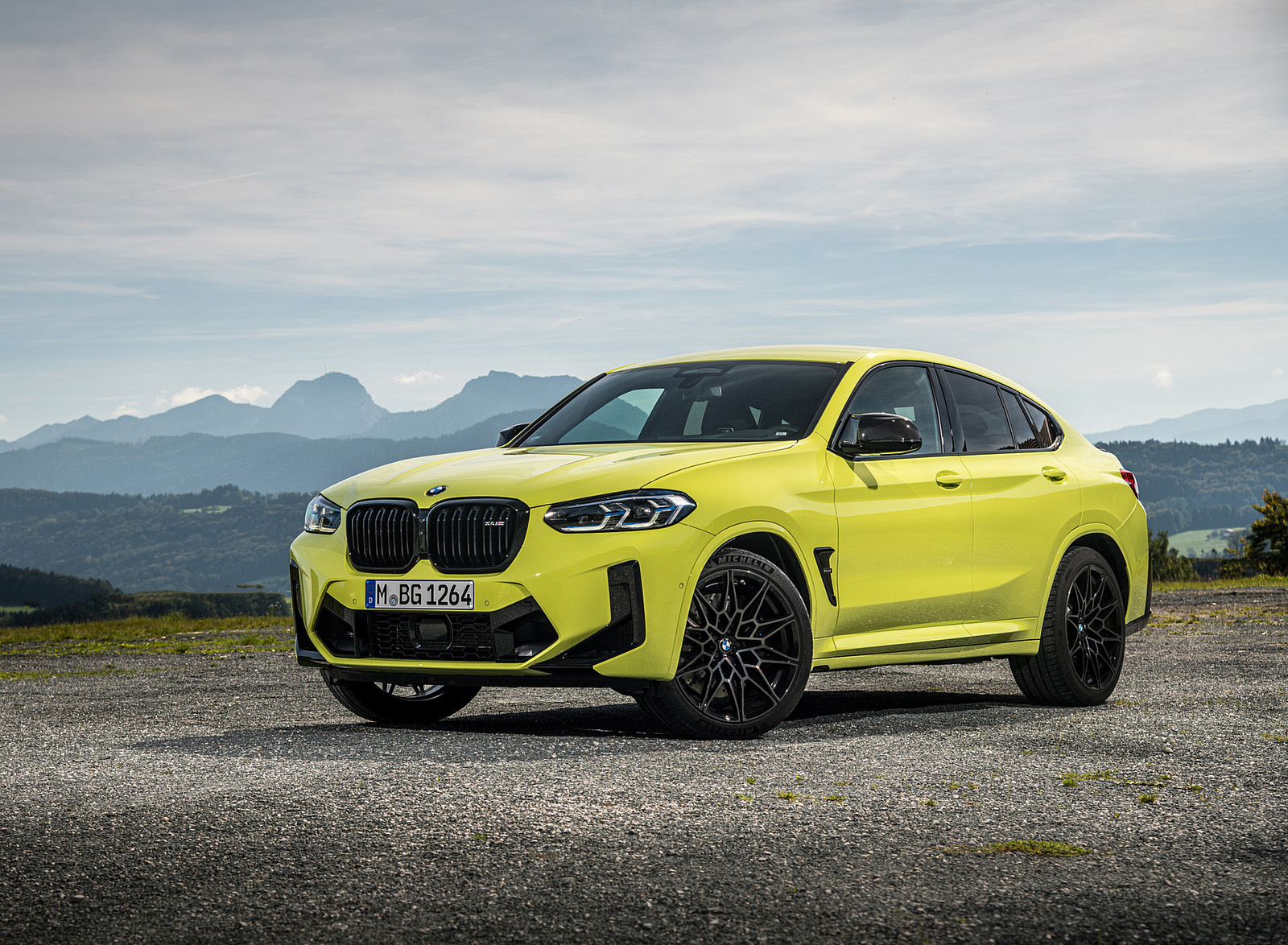 2022 BMW X4 M Competition (Color: Sao Paulo Yellow) Front Three-Quarter Wallpapers #92 of 194
