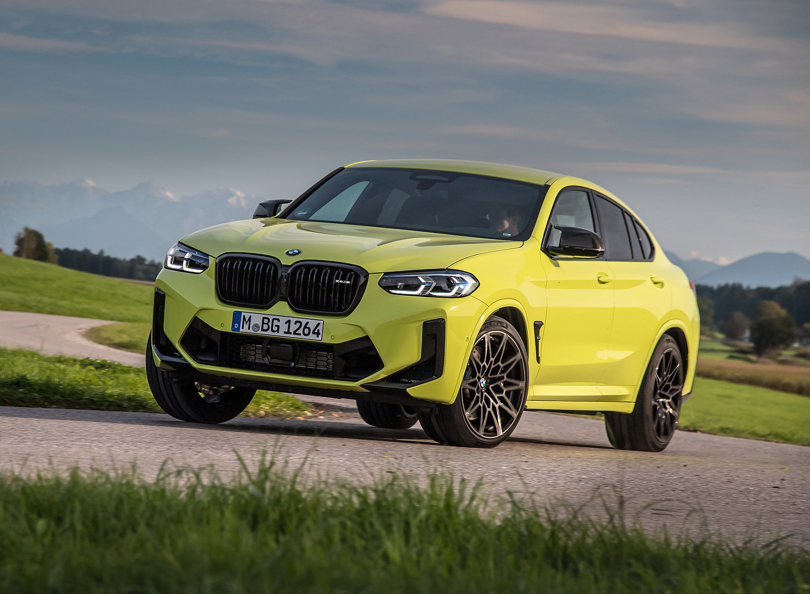 2022 BMW X4 M Competition (Color: Sao Paulo Yellow) Front Three-Quarter Wallpapers #78 of 194