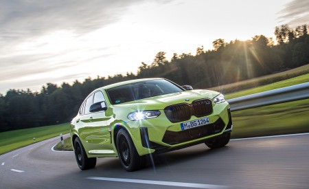 2022 BMW X4 M Competition (Color: Sao Paulo Yellow) Front Three-Quarter Wallpapers 450x275 (68)