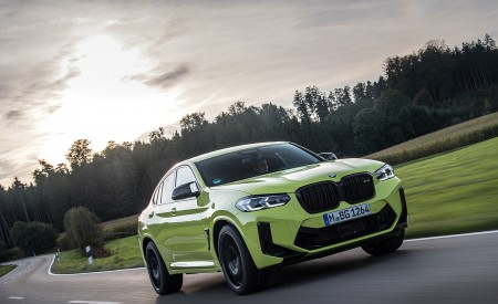 2022 BMW X4 M Competition (Color: Sao Paulo Yellow) Front Three-Quarter Wallpapers 450x275 (63)