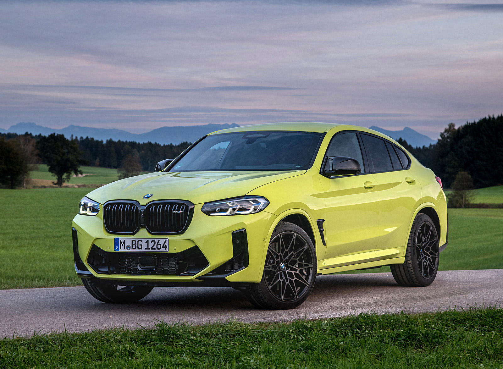 2022 BMW X4 M Competition (Color: Sao Paulo Yellow) Front Three-Quarter Wallpapers #105 of 194