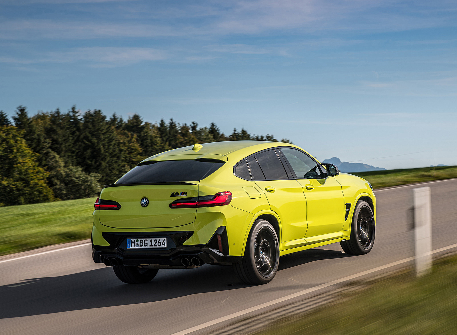 2022 BMW X4 M Competition (Color: Sao Paulo Yellow) Rear Three-Quarter Wallpapers #79 of 194