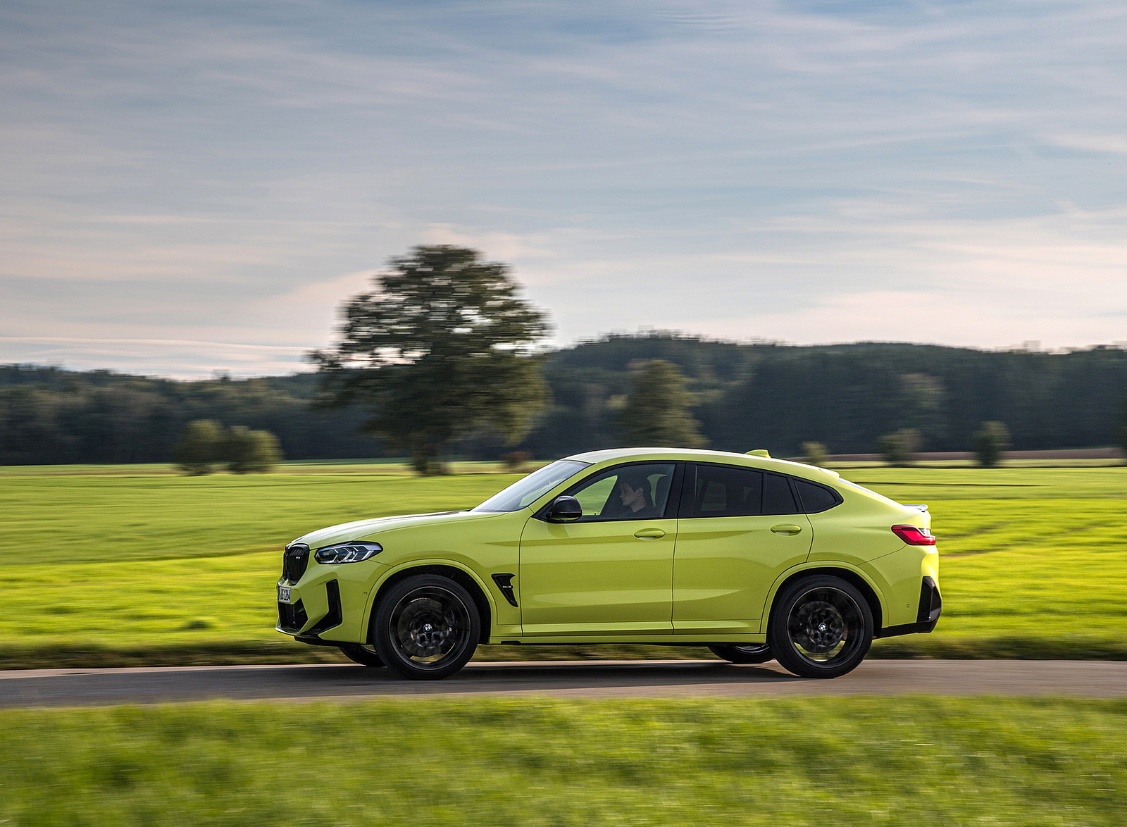 2022 BMW X4 M Competition (Color: Sao Paulo Yellow) Side Wallpapers #87 of 194
