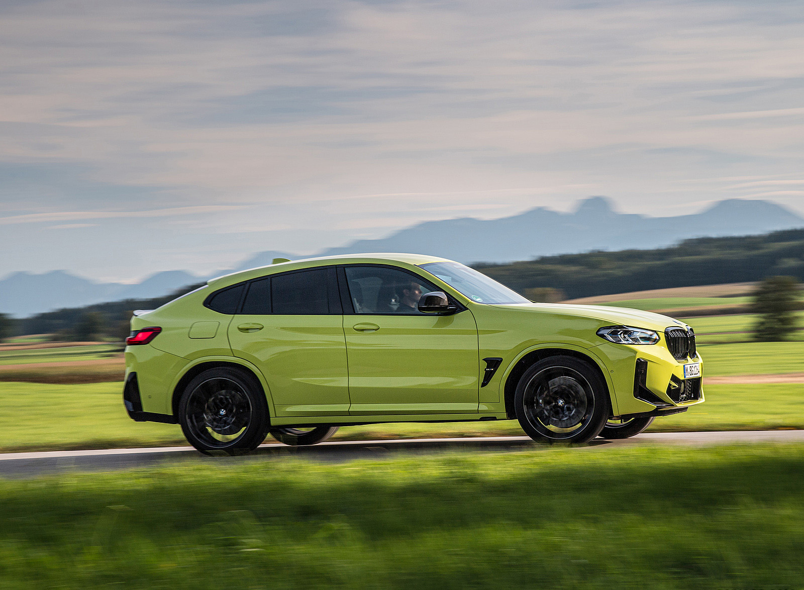 2022 BMW X4 M Competition (Color: Sao Paulo Yellow) Side Wallpapers #81 of 194