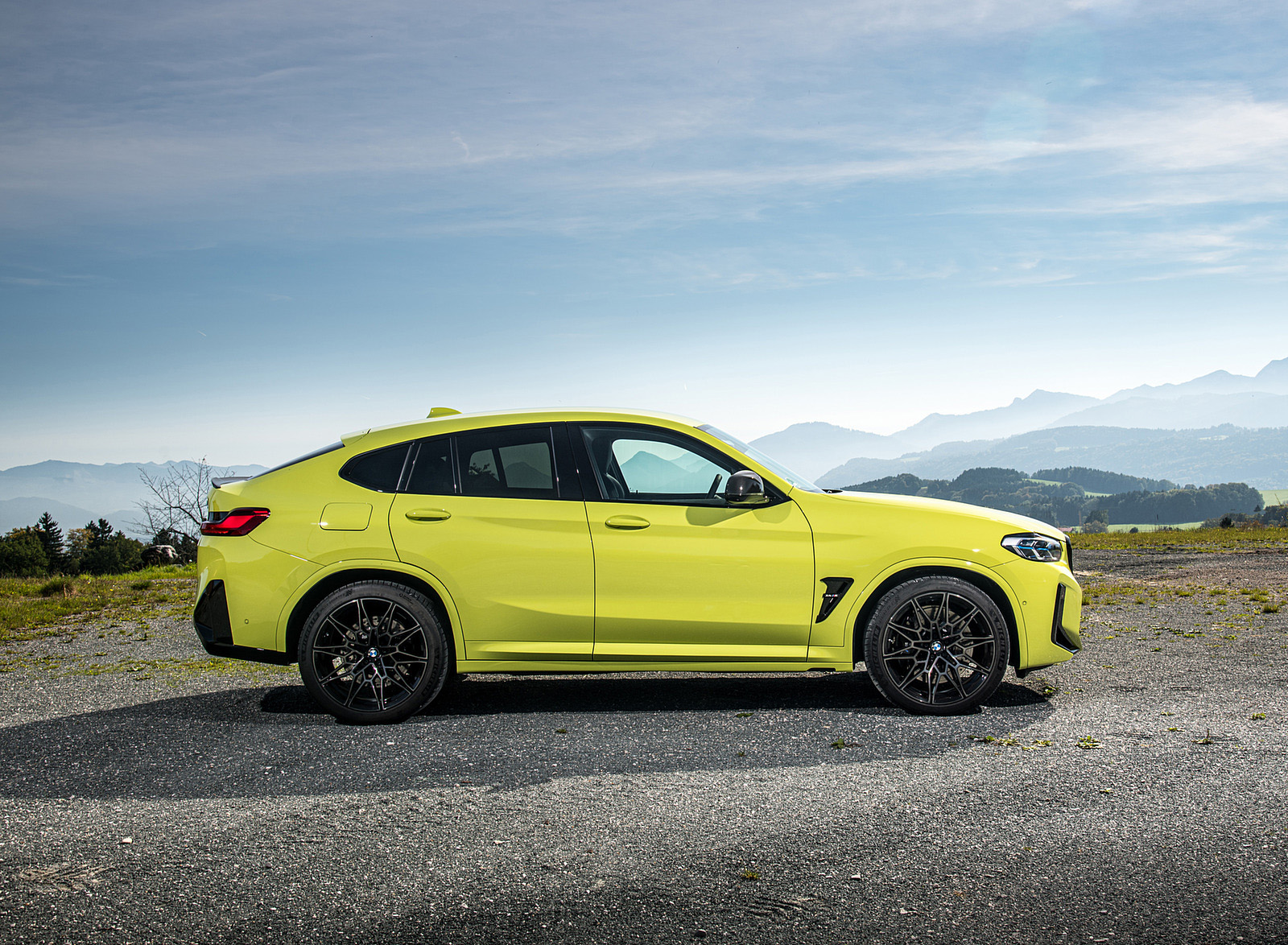 2022 BMW X4 M Competition (Color: Sao Paulo Yellow) Side Wallpapers  #101 of 194