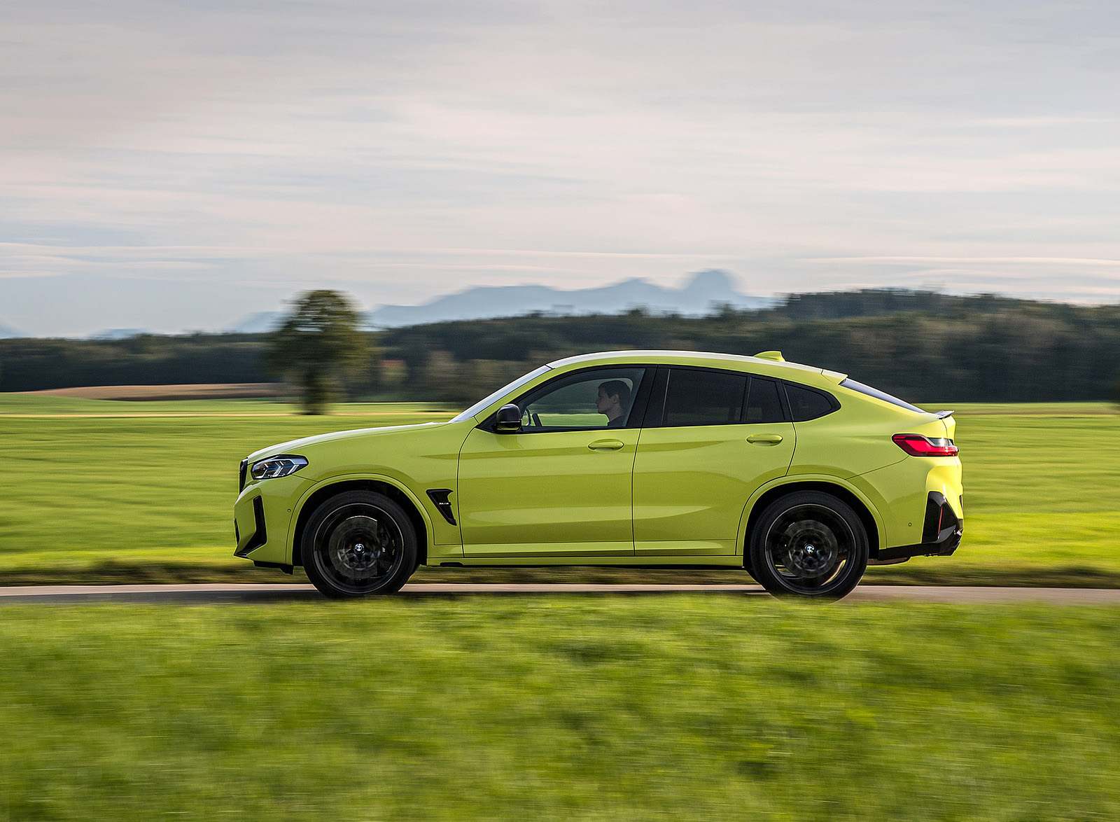 2022 BMW X4 M Competition (Color: Sao Paulo Yellow) Side Wallpapers #88 of 194