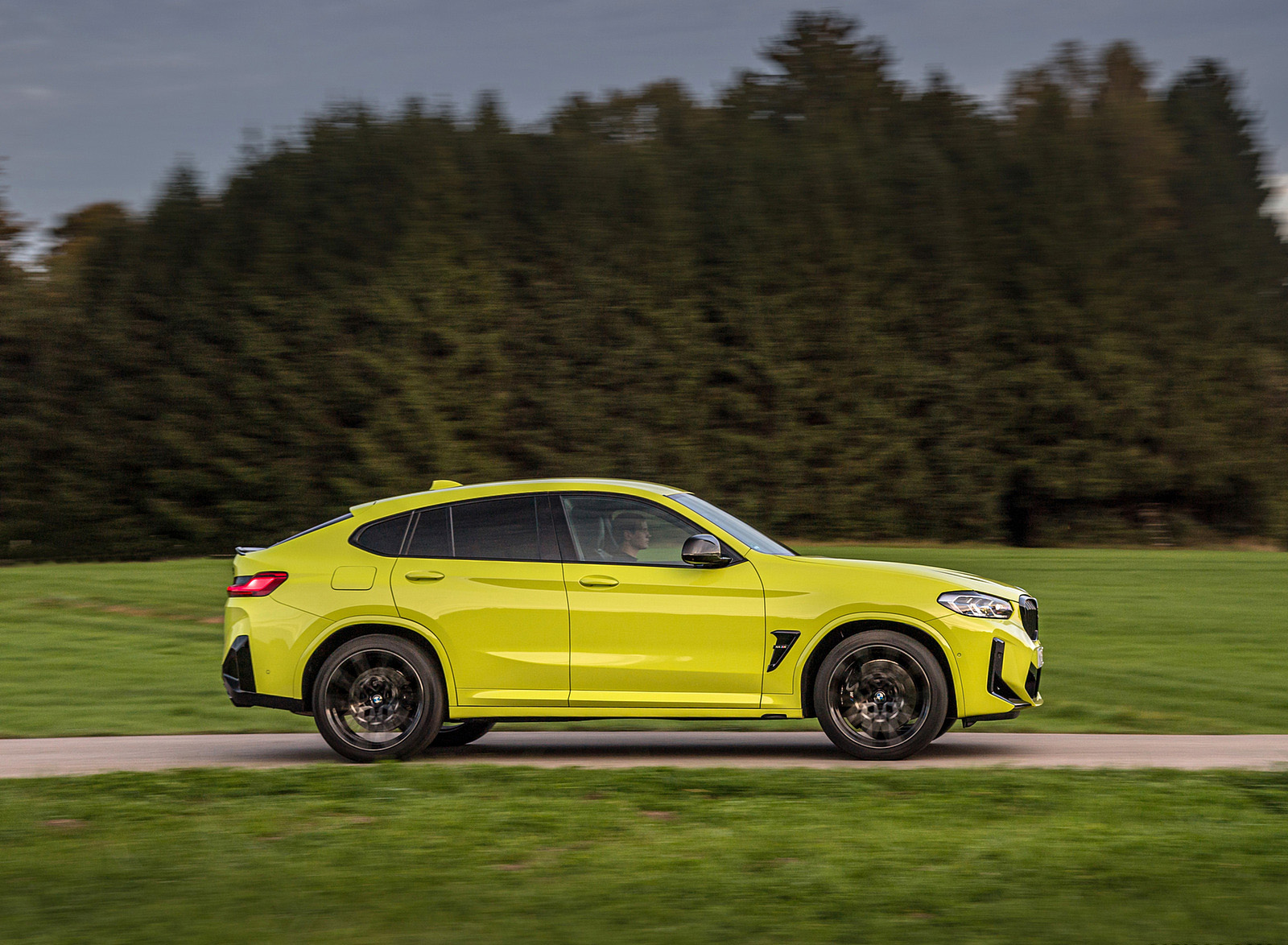 2022 BMW X4 M Competition (Color: Sao Paulo Yellow) Side Wallpapers #82 of 194