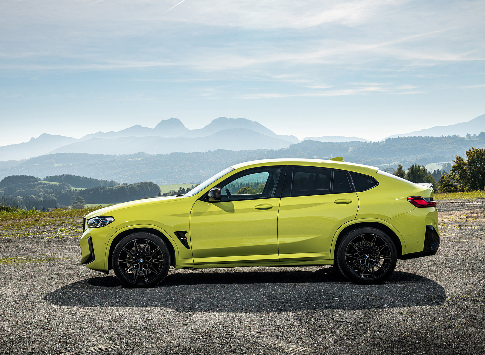 2022 BMW X4 M Competition (Color: Sao Paulo Yellow) Side Wallpapers #102 of 194