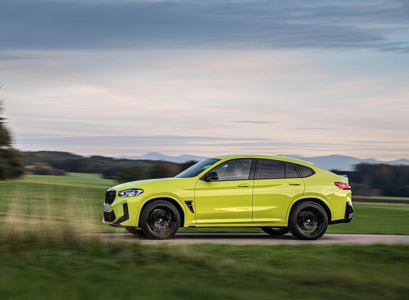 2022 BMW X4 M Competition (Color: Sao Paulo Yellow) Side Wallpapers  #89 of 194