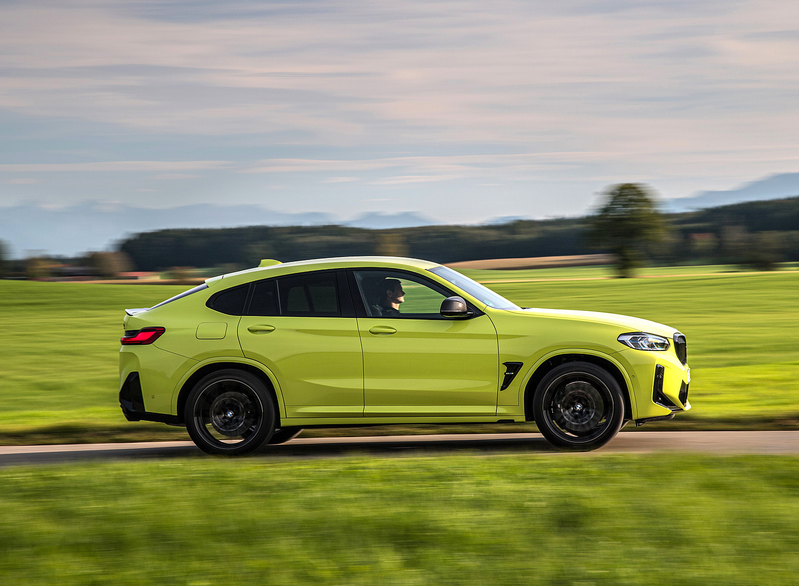 2022 BMW X4 M Competition (Color: Sao Paulo Yellow) Side Wallpapers #83 of 194