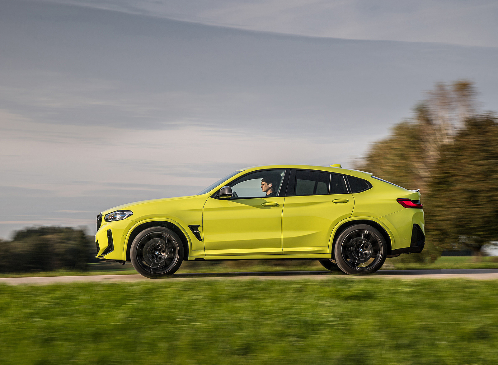 2022 BMW X4 M Competition (Color: Sao Paulo Yellow) Side Wallpapers  #84 of 194