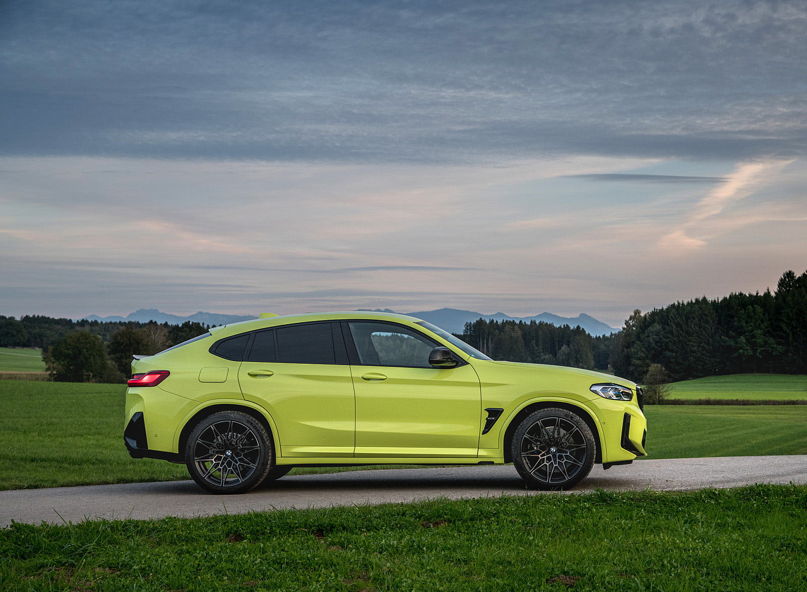 2022 BMW X4 M Competition (Color: Sao Paulo Yellow) Side Wallpapers #109 of 194