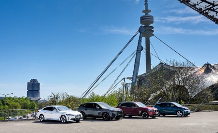 2022 BMW i4 and BMW i Family Front Three-Quarter Wallpapers 450x275 (30)