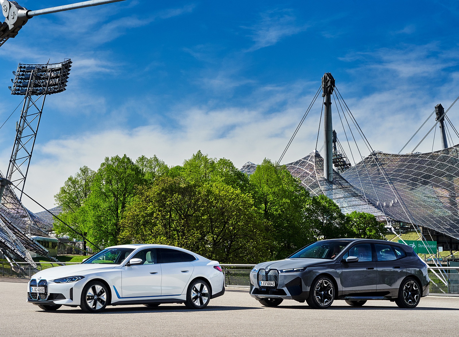 2022 BMW i4 and BMW i Family Front Three-Quarter Wallpapers #32 of 38