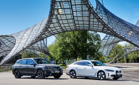 2022 BMW i4 and BMW i Family Front Three-Quarter Wallpapers 450x275 (33)