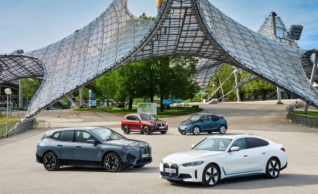 2022 BMW i4 and BMW i Family Front Three-Quarter Wallpapers 450x275 (34)