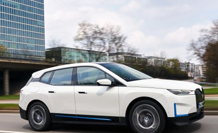 2022 BMW iX xDrive40 Front Three-Quarter Wallpapers  450x275 (4)