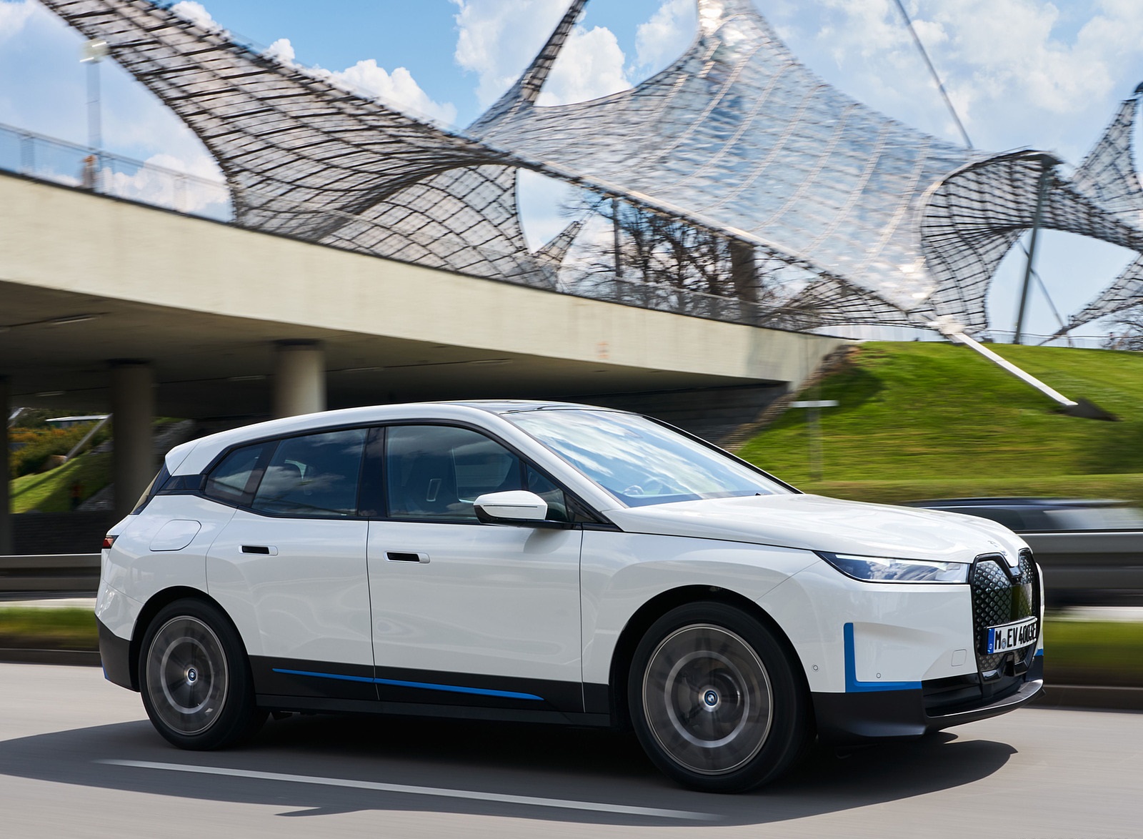 2022 BMW iX xDrive40 Front Three-Quarter Wallpapers  (3)