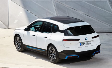 2022 BMW iX xDrive40 Rear Three-Quarter Wallpapers 450x275 (50)