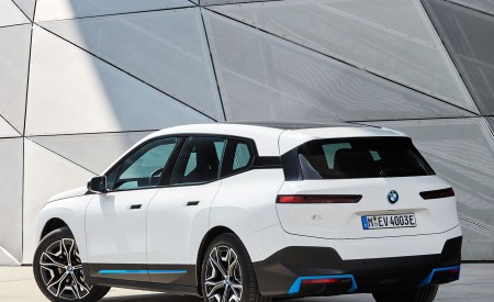 2022 BMW iX xDrive40 Rear Three-Quarter Wallpapers  450x275 (51)