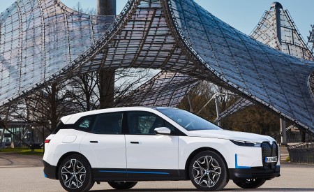 2022 BMW iX xDrive40 Side Wallpapers 450x275 (36)
