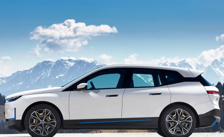 2022 BMW iX xDrive40 Side Wallpapers 450x275 (47)