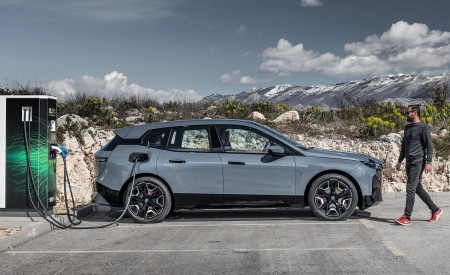 2022 BMW iX xDrive50 Charging Wallpapers 450x275 (35)