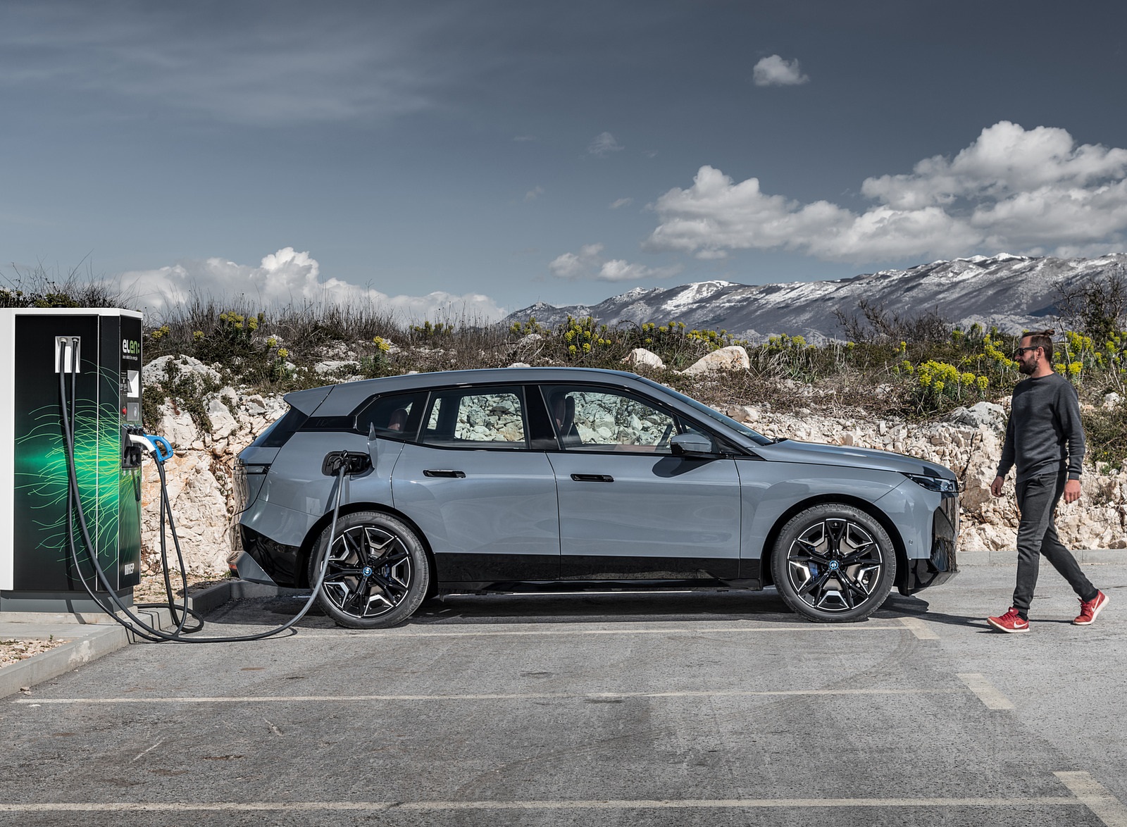 2022 BMW iX xDrive50 Charging Wallpapers #35 of 79