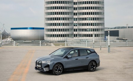 2022 BMW iX xDrive50 Front Three-Quarter Wallpapers 450x275 (45)