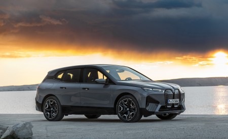 2022 BMW iX xDrive50 Front Three-Quarter Wallpapers  450x275 (36)
