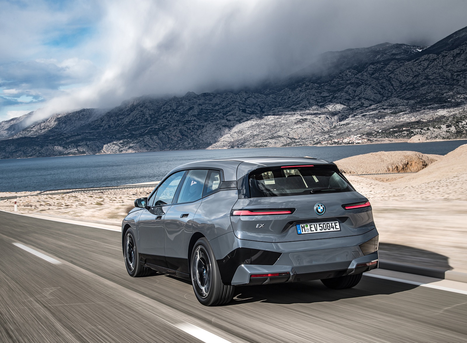 2022 BMW iX xDrive50 Rear Three-Quarter Wallpapers (3)