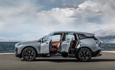 2022 BMW iX xDrive50 Side Wallpapers  450x275 (29)