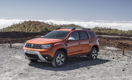 2022 Dacia Duster Front Three-Quarter Wallpapers 450x275 (3)