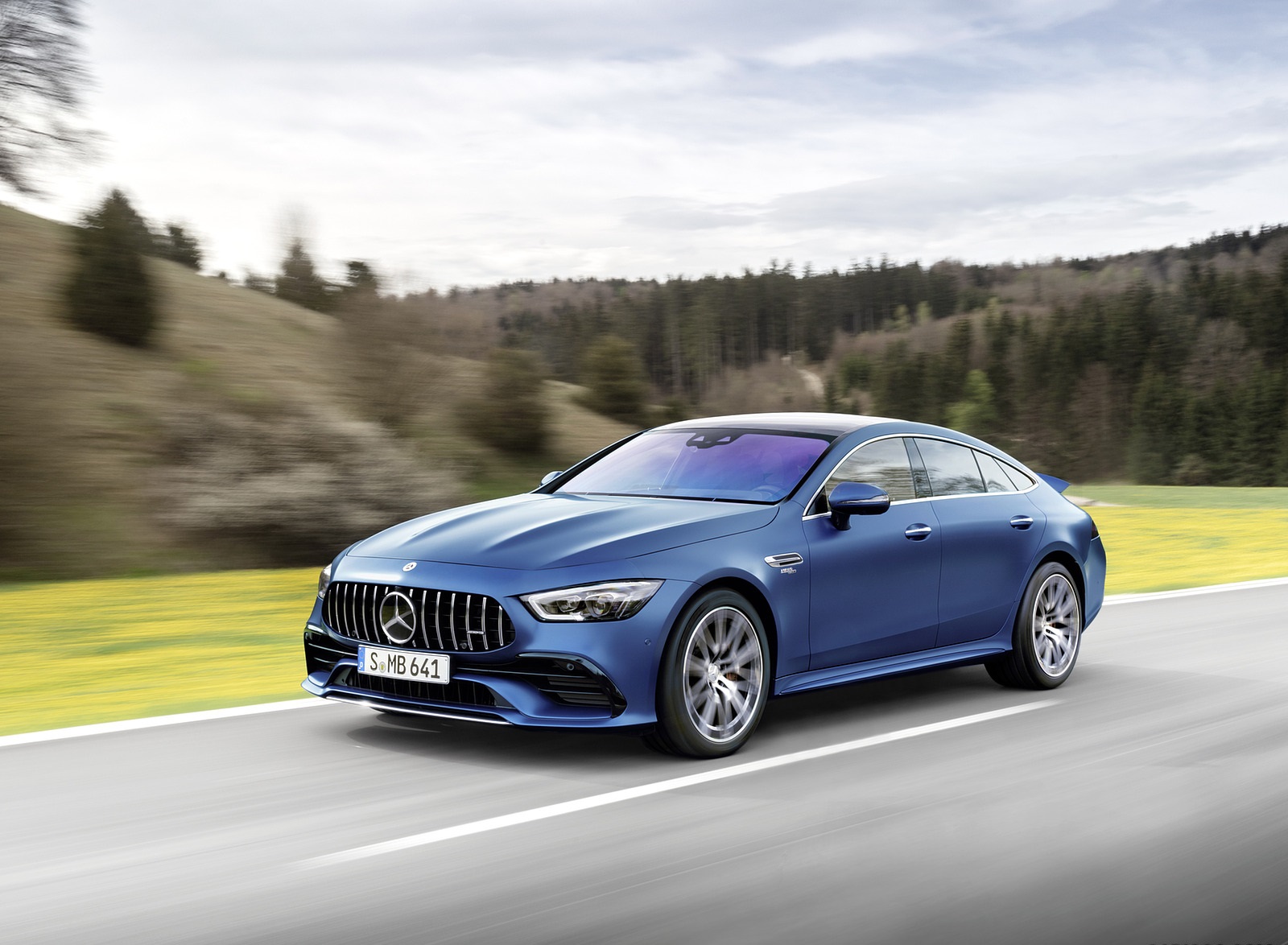 2022 Mercedes-AMG GT 53 4MATIC+ 4-Door Coupe (Color: Spectrale Blue Magno) Front Three-Quarter Wallpapers #18 of 35