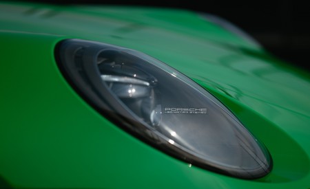 2022 Porsche 911 Carrera GTS (Color: Python Green) Headlight Wallpapers 450x275 (89)