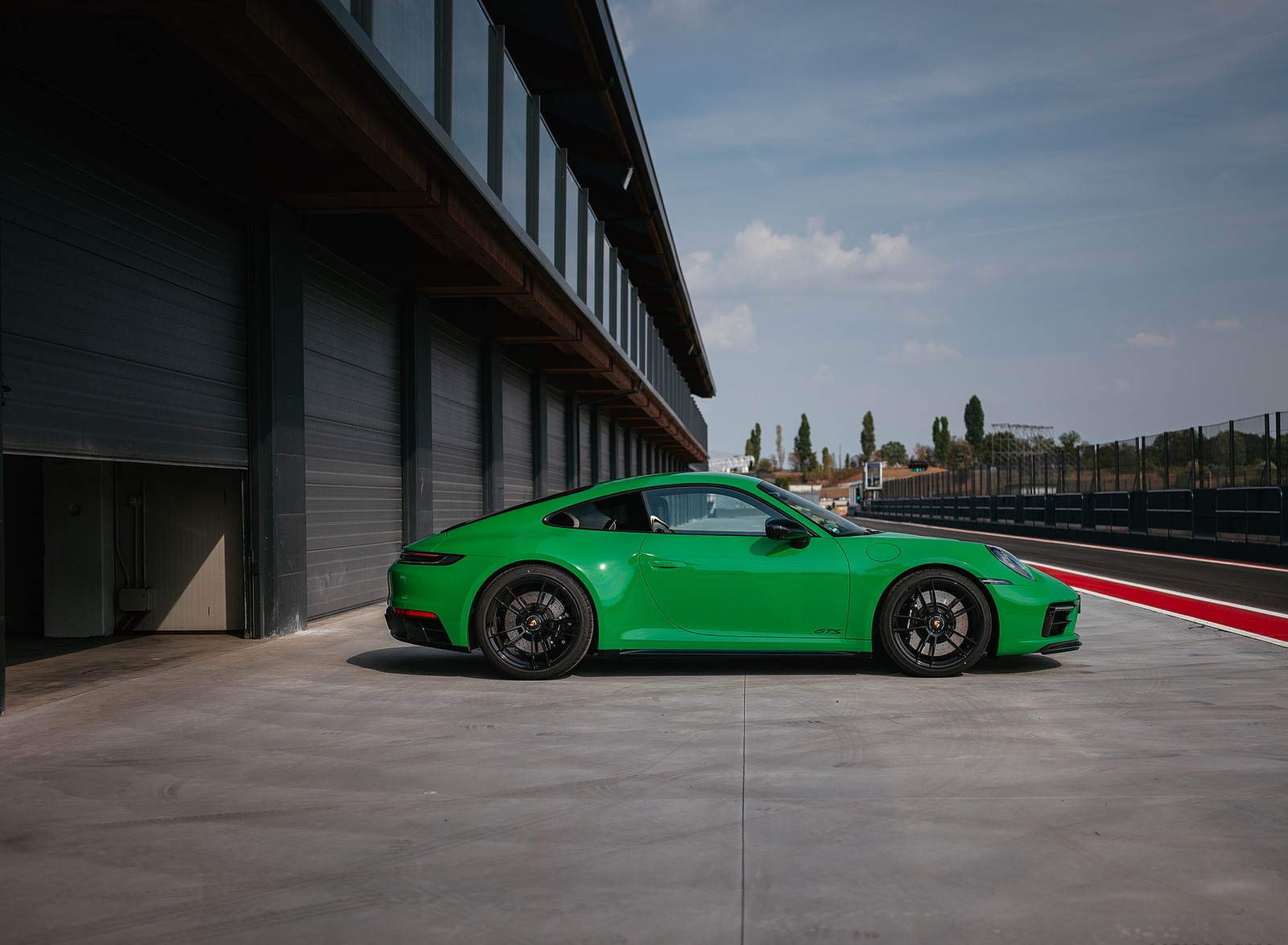 2022 Porsche 911 Carrera GTS (Color: Python Green) Side Wallpapers #77 of 155