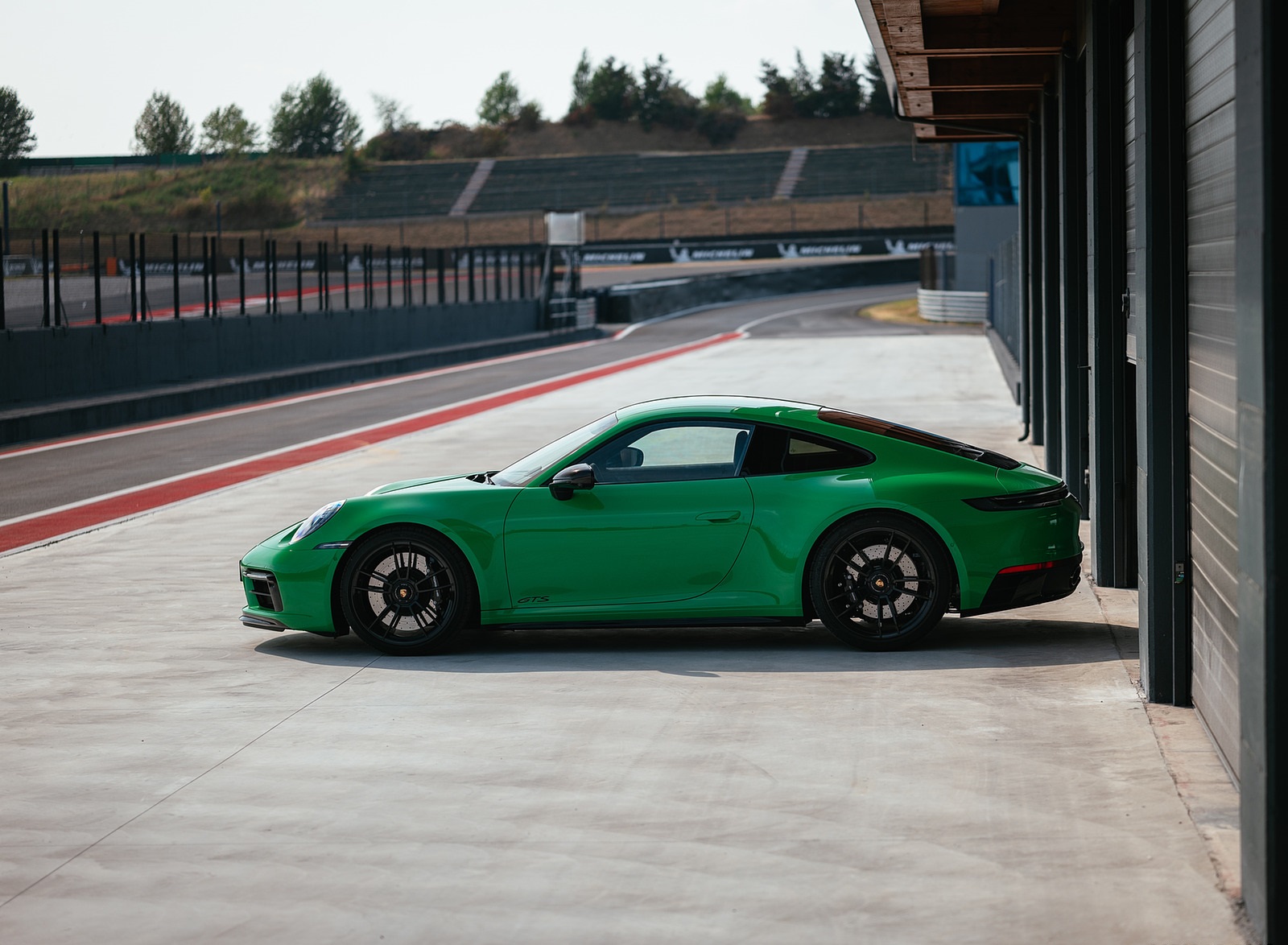 2022 Porsche 911 Carrera GTS (Color: Python Green) Side Wallpapers #78 of 155