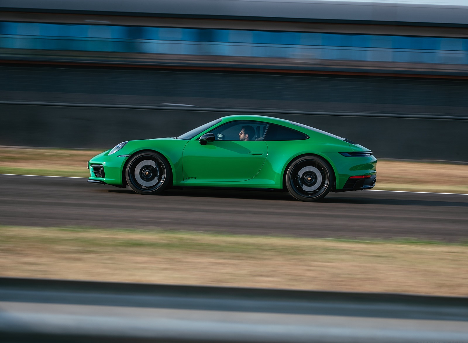 2022 Porsche 911 Carrera GTS (Color: Python Green) Side Wallpapers #70 of 155