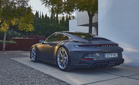 2022 Porsche 911 GT3 with Touring Package Rear Three-Quarter Wallpapers 450x275 (111)