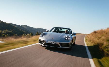 2022 Porsche 911 Targa 4 GTS (Color: GT Silver Metallic) Front Wallpapers 450x275 (33)