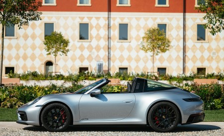 2022 Porsche 911 Targa 4 GTS (Color: GT Silver Metallic) Side Wallpapers 450x275 (54)