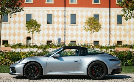 2022 Porsche 911 Targa 4 GTS (Color: GT Silver Metallic) Side Wallpapers 450x275 (55)