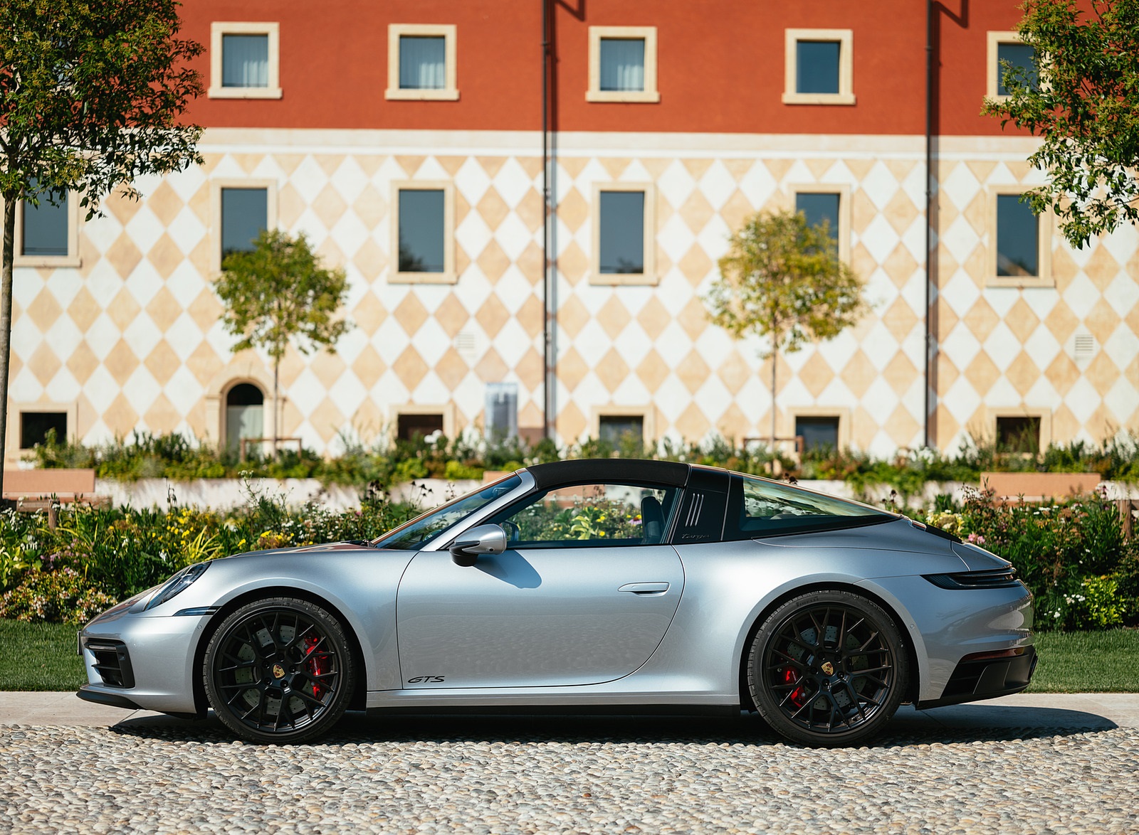 2022 Porsche 911 Targa 4 GTS (Color: GT Silver Metallic) Side Wallpapers #55 of 68