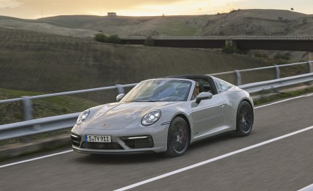2022 Porsche 911 Targa 4 GTS Front Three-Quarter Wallpapers  450x275 (2)