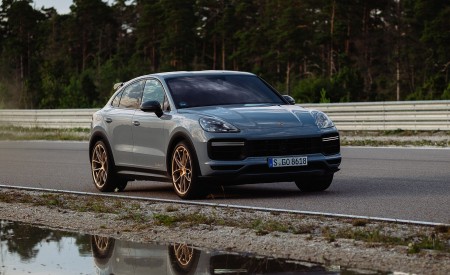 2022 Porsche Cayenne Turbo GT (Color: Arctic Grey) Front Three-Quarter Wallpapers 450x275 (149)