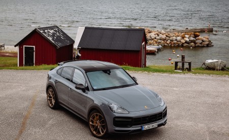 2022 Porsche Cayenne Turbo GT (Color: Arctic Grey) Front Three-Quarter Wallpapers 450x275 (135)